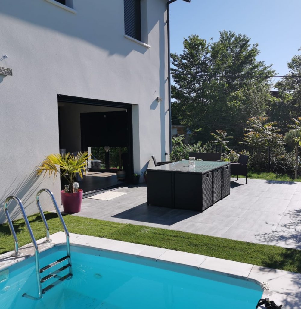 Un espace détente avec une piscine bois enterrée.