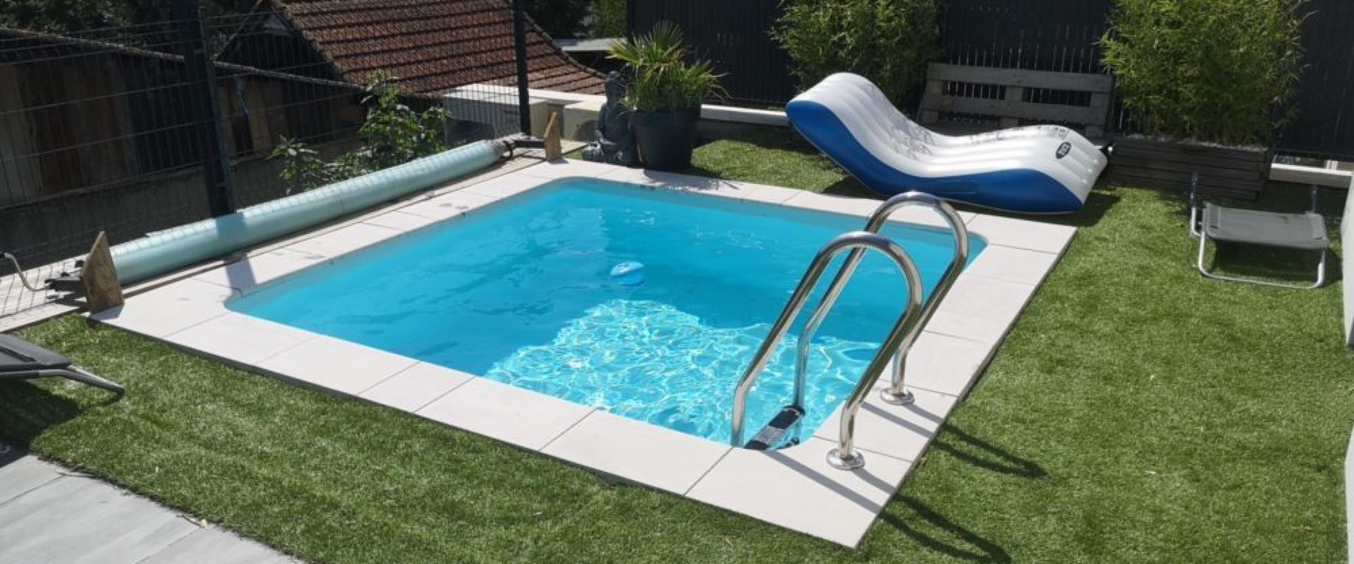 Un espace détente avec une piscine bois enterrée.